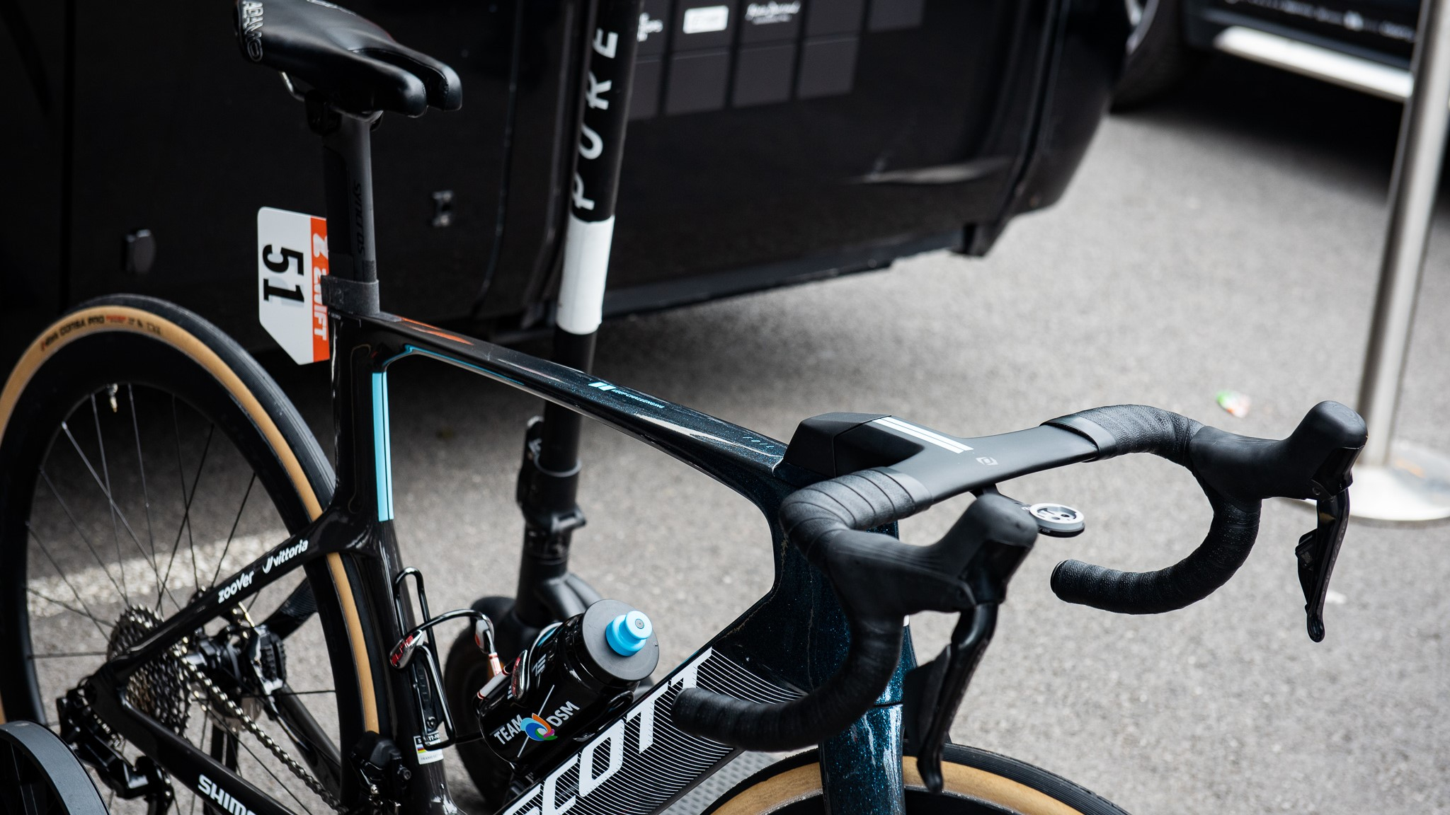 Vélo scott Team DSM avec notes sur la potence