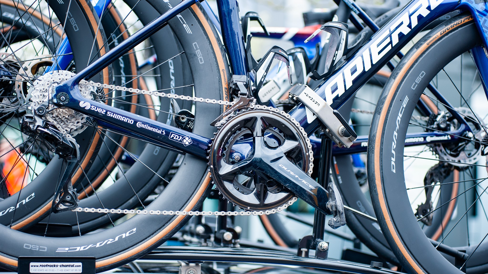 Vélo Team Lapierre sur galerie de toit