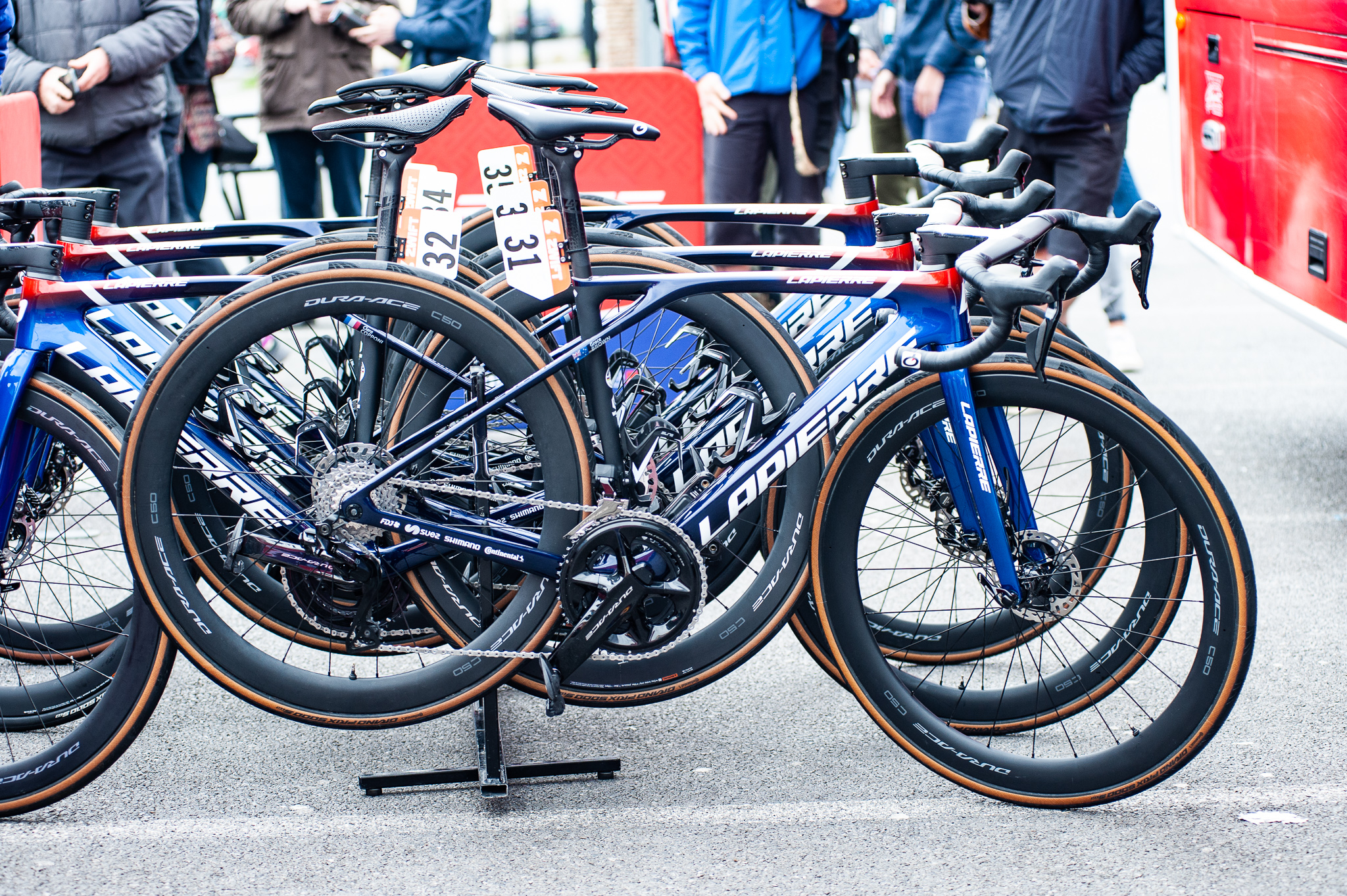 Les vélos du Team Lapierre rangés avant le départ