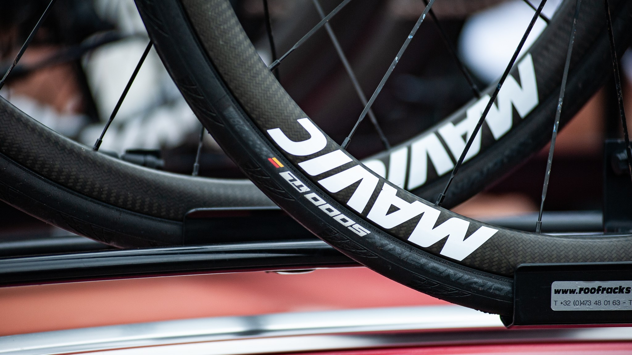 Amechanic vérifie la pression des pneus sur une roue roval