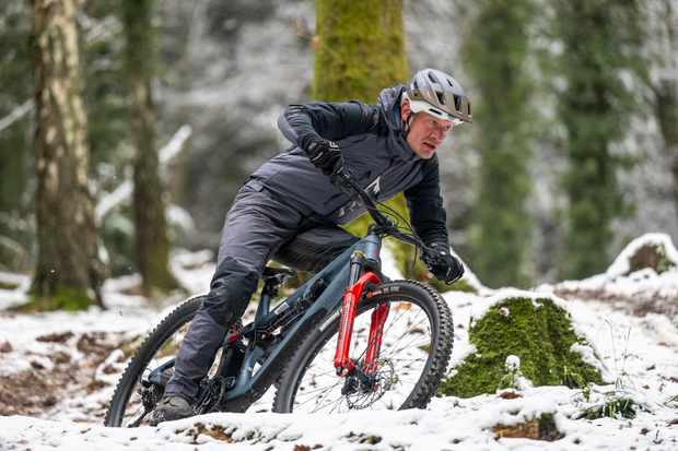 Le guide complet du VTT d'hiver : quoi porter, comment préparer son vélo et où rouler