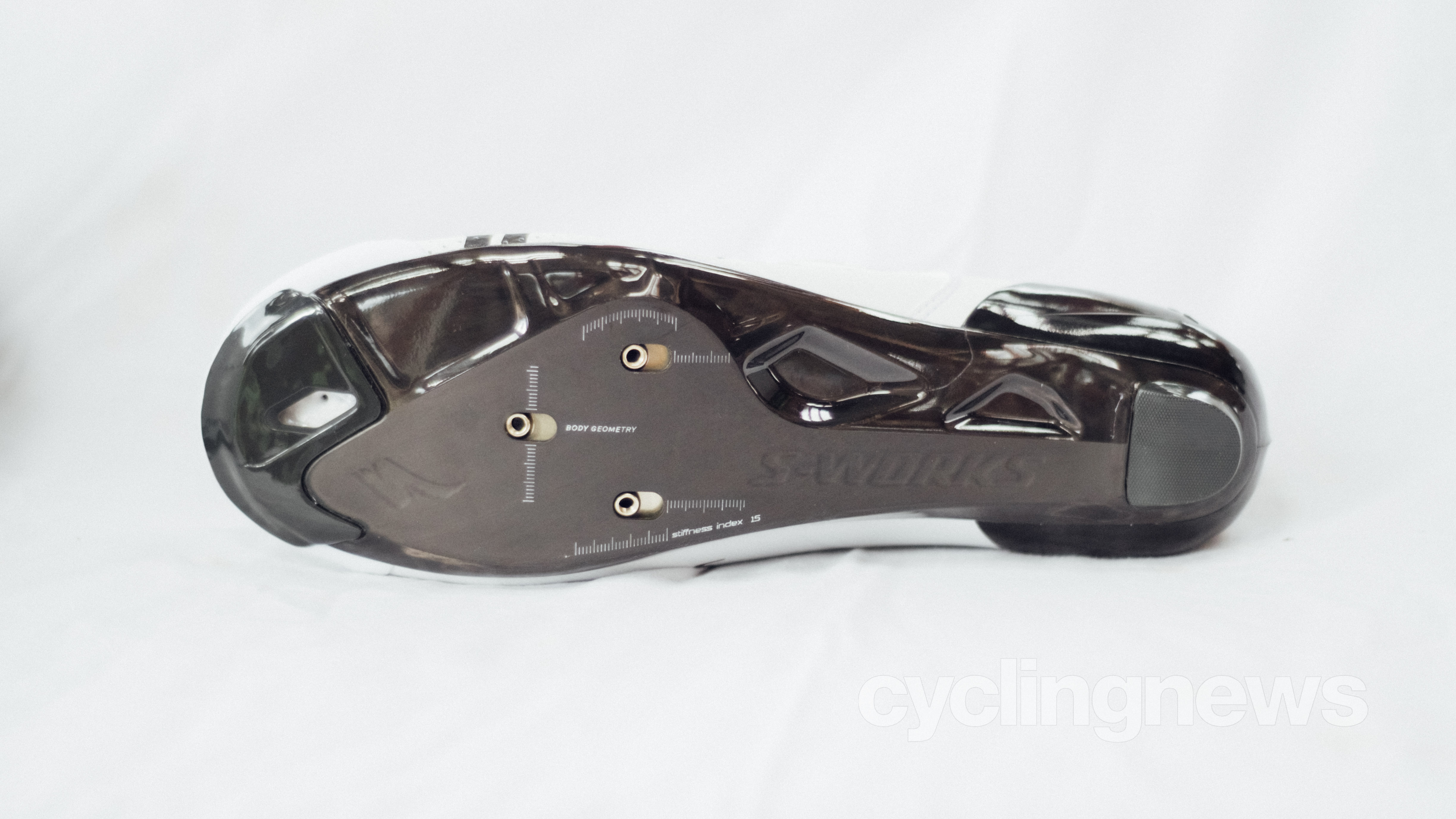La semelle inférieure en carbone d'une chaussure de vélo de route blanche