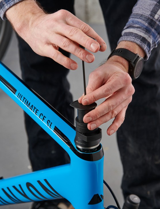 Comment assembler un vélo, retirer le capuchon supérieur de la potence