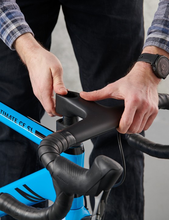 Comment assembler un vélo, fixer le guidon