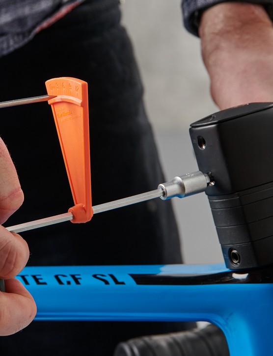 Comment assembler un vélo, serrer les boulons de potence avec une clé dynamométrique
