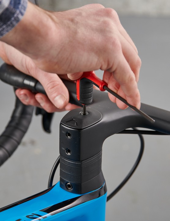 Comment assembler un vélo, serrer le capuchon supérieur de la potence/du jeu de direction