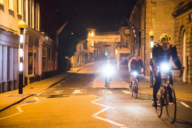 8 conseils pour rouler dans l'obscurité |  Comment rouler en toute confiance et en toute sécurité la nuit