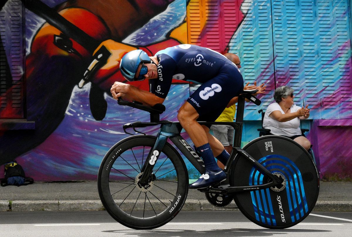 COMBLOUX, FRANCE - JULY 18: Alex Edmondson of Australia and Team DSM-Firmenich sprints during the stage sixteen of the 110th Tour de France 2023 a 22.4km individual climbing time trial stage from Passy to Combloux 974m / #UCIWT / on July 18, 2023 in Combloux, France. (Photo by David Ramos/Getty Images)