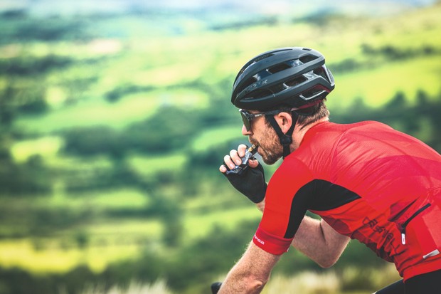 Cycliste mangeant une barre énergétique