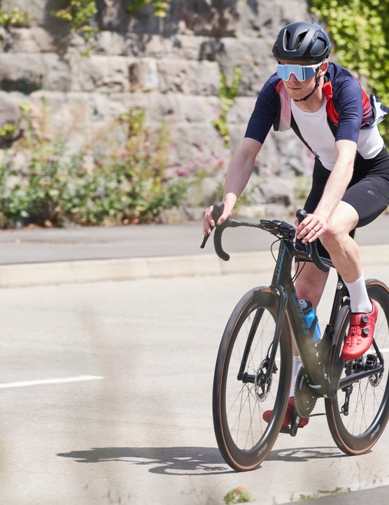 Comment s'habiller pour faire du vélo en été, maillot Shimano ouvert