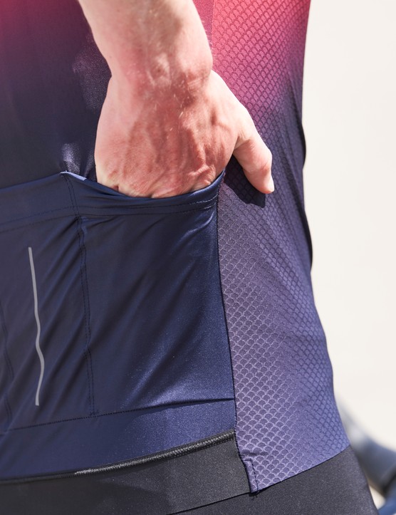 Comment s'habiller pour faire du vélo en été, poche maillot Shimano