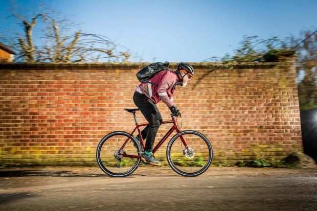 Vélos hybrides pas chers : 10 choix pratiques qui ne feront pas sauter la banque