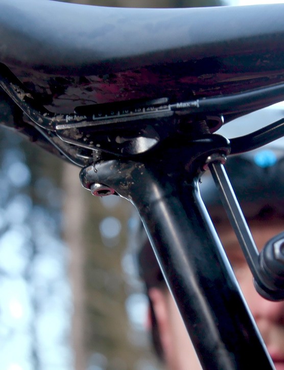 configuration simple du vélo de montagne, réglage de l'angle de la selle