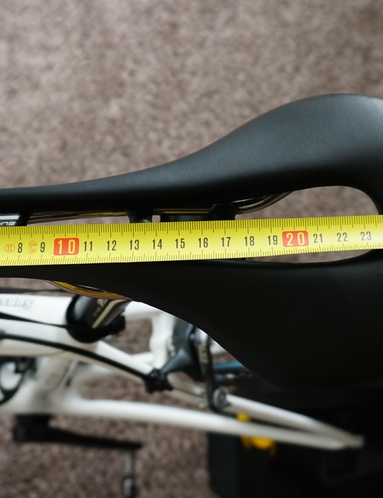 Mesurez toute la longueur de votre selle pour trouver un point médian - cette Selle Italia mesure 27 cm (13,5 point médian)