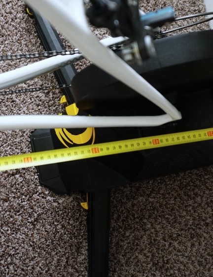 Mesurez une ligne horizontale entre un mur et le centre de votre boîtier de pédalier
