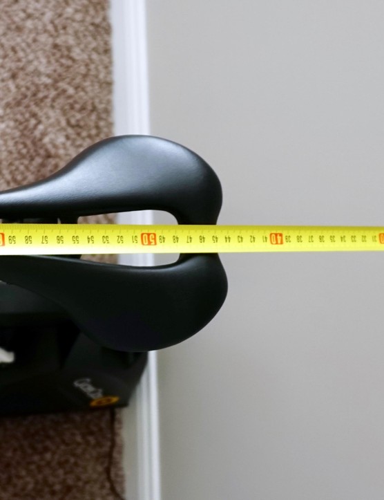 Mesurez horizontalement du même mur à la pointe de votre selle - la différence entre les mesures est votre recul de selle