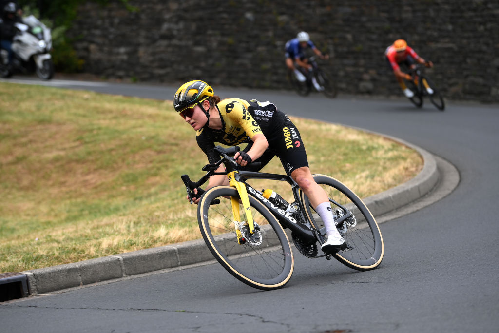 Tour de France Femmes 2023 : Eva van Agt (Jumbo-Visma) s'éloigne de ses compagnes de break dans la descente
