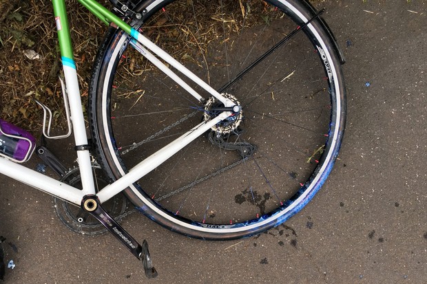 Fuite de produit d'étanchéité tubeless d'un pneu de vélo de route sur la chaussée