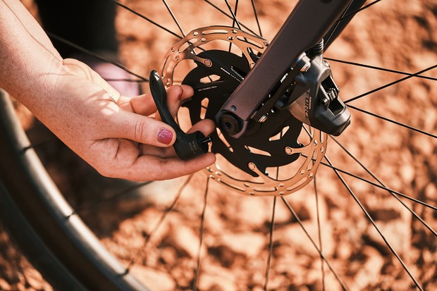 Un guide des normes d'essieux de vélo de route : dégagement rapide, axe traversant, Boost et plus expliqué