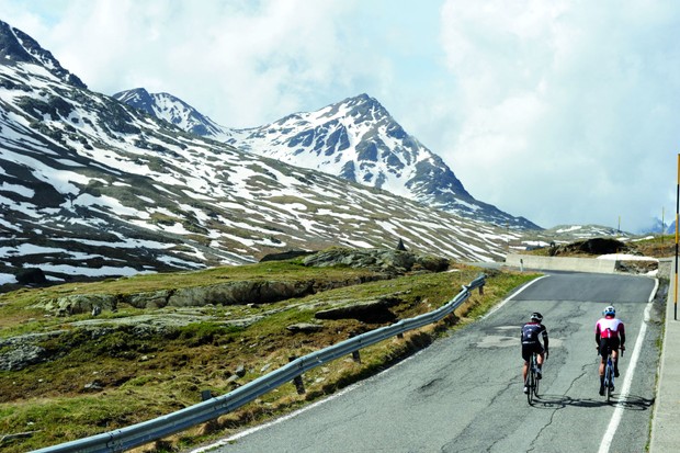 Cyclistes circulant sur une route de montagne