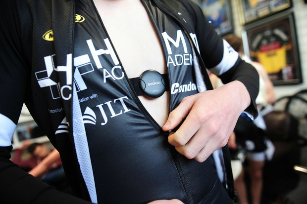 Cycliste portant un moniteur de fréquence cardiaque