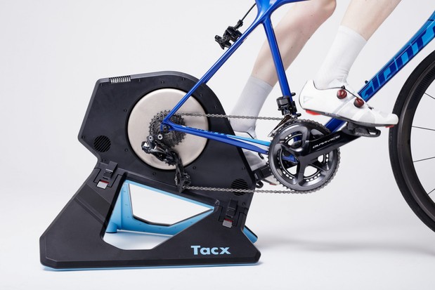 Cycliste utilisant un smart trainer Tacx Neo 2T