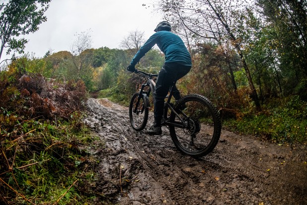 VTT d'hiver dans la boue VTT d'hiver dans la boue