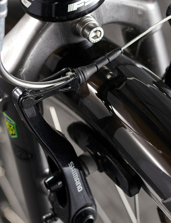 Thorn Club Tour MK5 a un frein en V Shimano à l'avant et un disque TRP Spyre à l'arrière