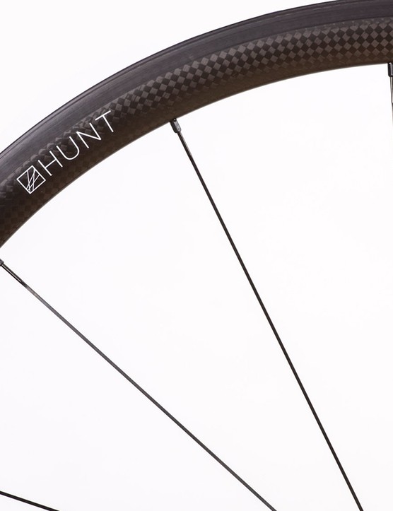 La nouvelle paire de roues Hunt Hill Climb SL Tubular pèse moins de 1 kg