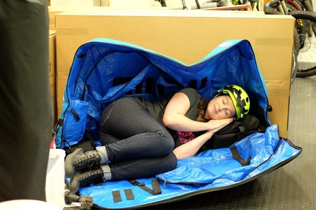 Femme dormant dans un sac de vélo.