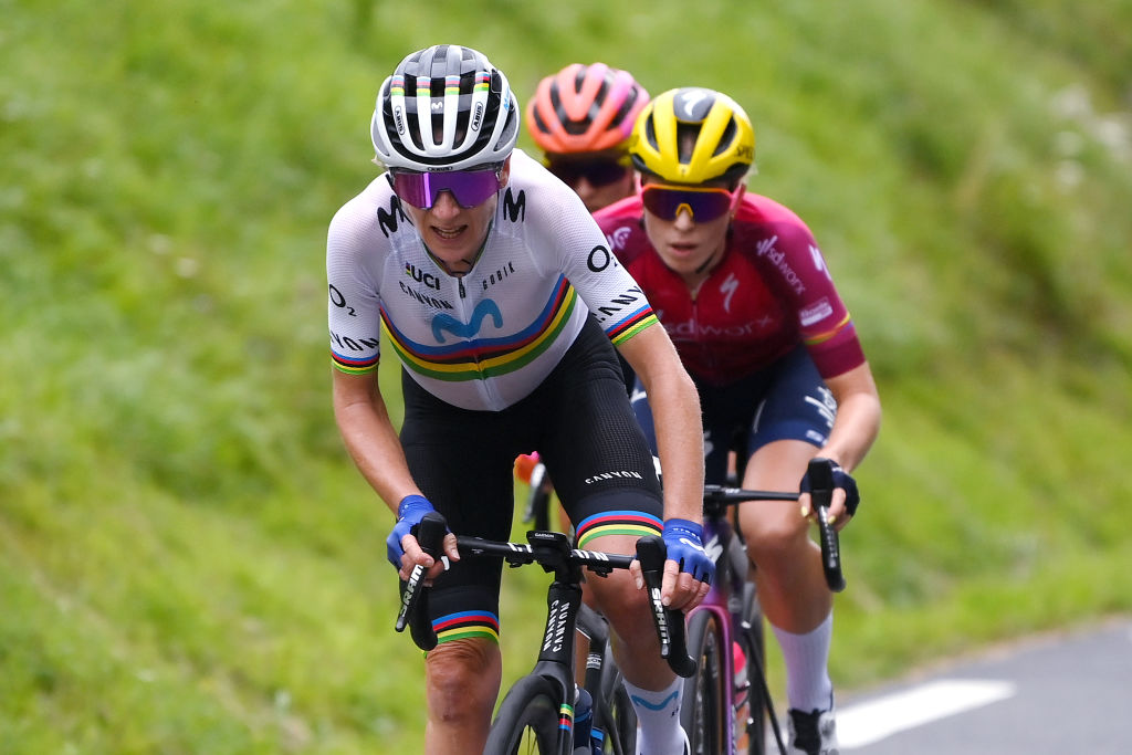 COL DU TOURMALET FRANCE 29 JUILLET NOTE DE LA RÉDACTION Autre récolte Annemiek Van Vleuten des Pays-Bas et l'équipe Movistar Demi Vollering des Pays-Bas et l'équipe SD Worx Protime Pink UCI Womens WorldTour Leader Jersey et Katarzyna Niewiadoma de Pologne et l'équipe CanyonSRAM Racing s'affrontent dans l'échappée pendant la 2e Tour de France Femmes 2023 Étape 7 une étape de 898 km de Lannemezan au Col du Tourmalet 2116m UCIWWT le 29 juillet 2023 au Col du Tourmalet France Photo de Alex BroadwayGetty Images
