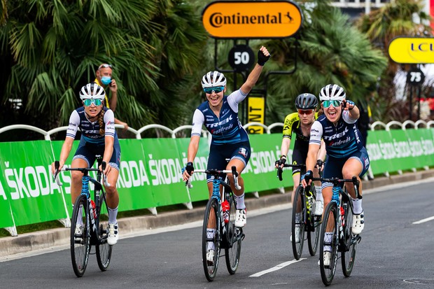 Course cycliste féminine La Course by le Tour de France, les coureurs de Trek-Segafredo célèbrent la victoire de Lizzie Deignan