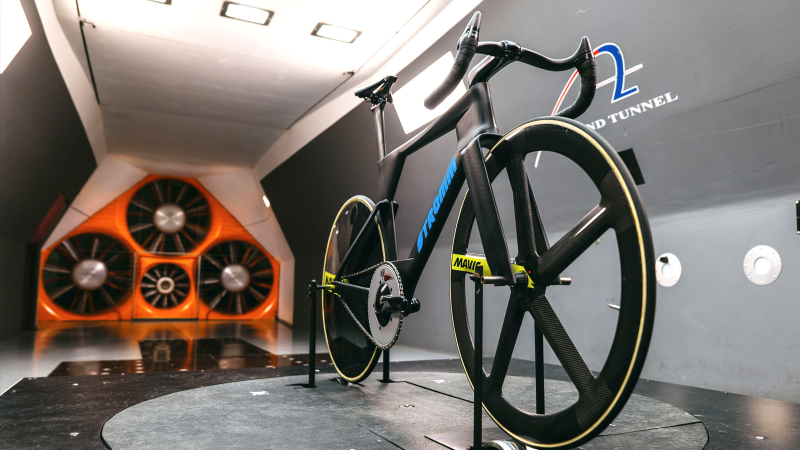 Le vélo de piste Stromm noir se tient dans une soufflerie