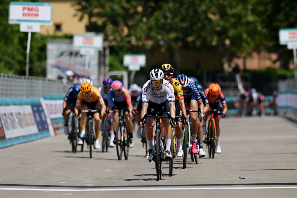 Lorena Wiebes leads a reduced peloton to the finish of stage 3 of the Giro d