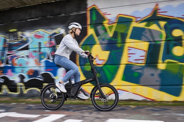 cycliste féminine faisant du vélo électrique