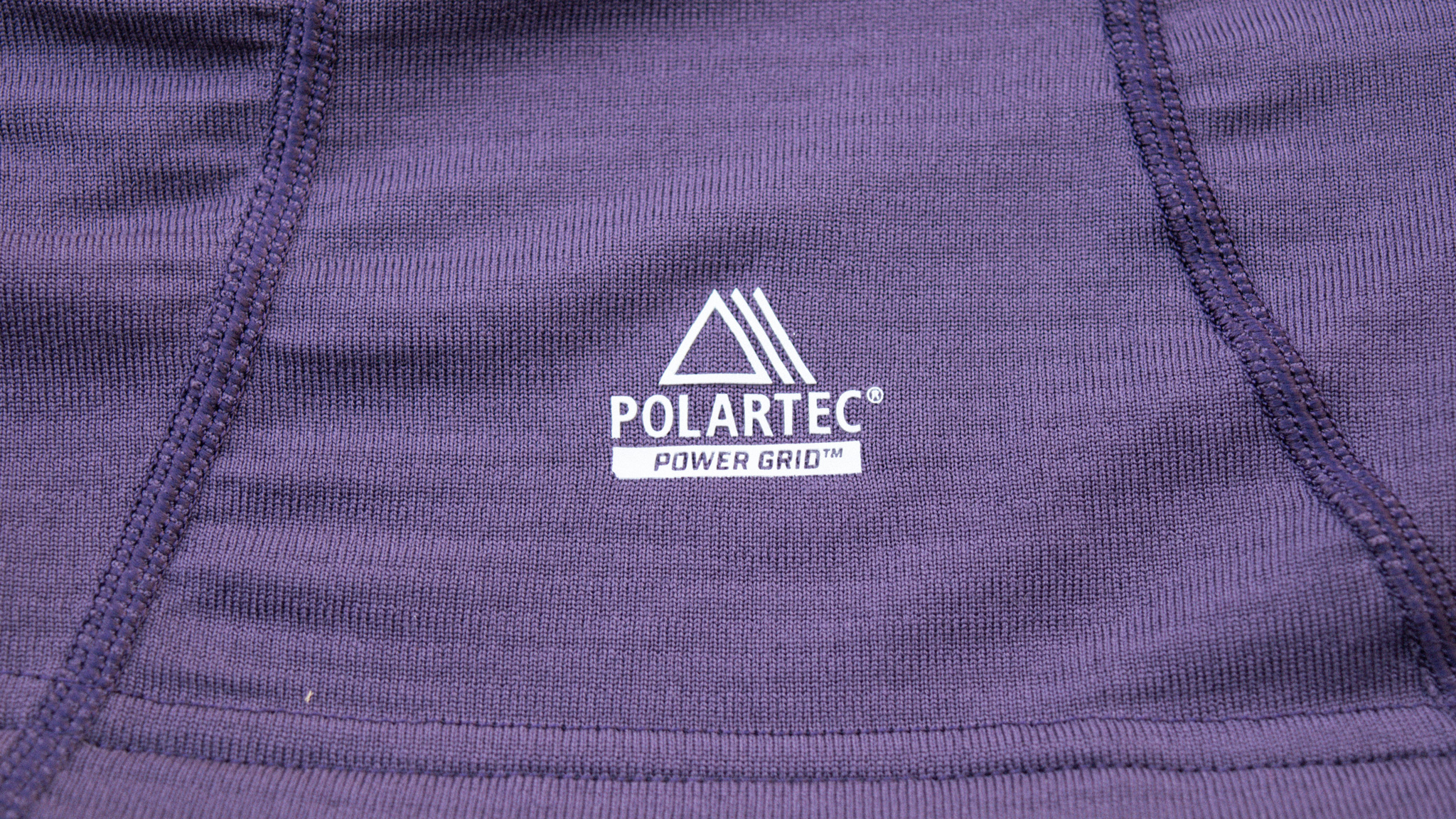 Un gros plan du logo du réseau électrique Polartec sur le côté inférieur avant droit de la couche de base