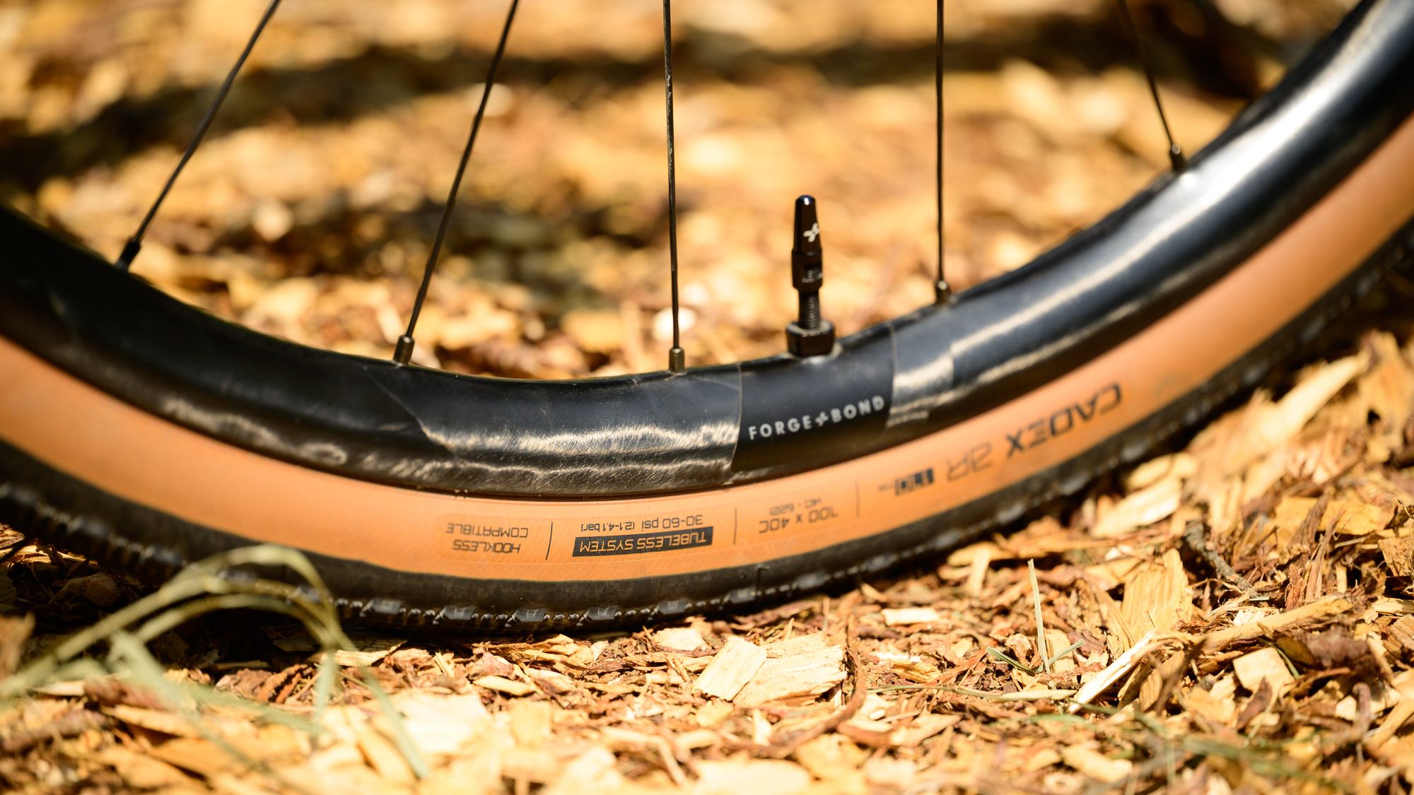 Roues de gravier F+B en carbone brut exposées