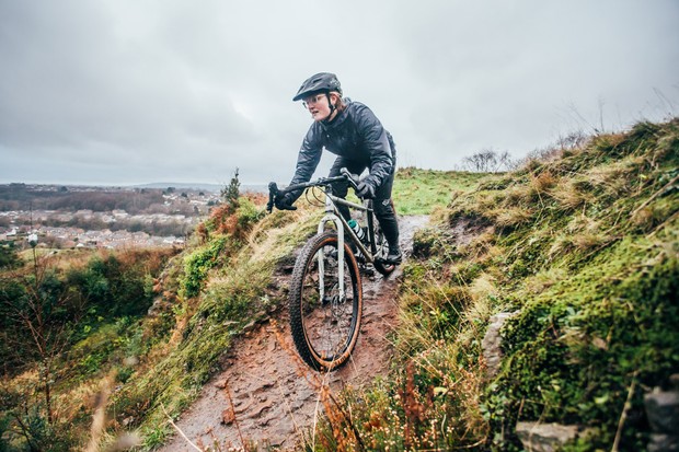 Katherine Moore sur le vélo de gravier Cotic Cascade