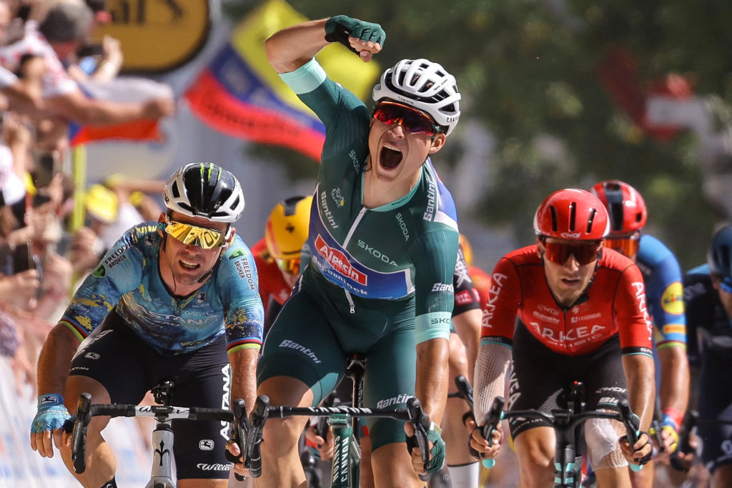Cavendish, à gauche, a perdu face à Jasper Philipsen lors du sprint de l'étape 7 à Bordeaux
