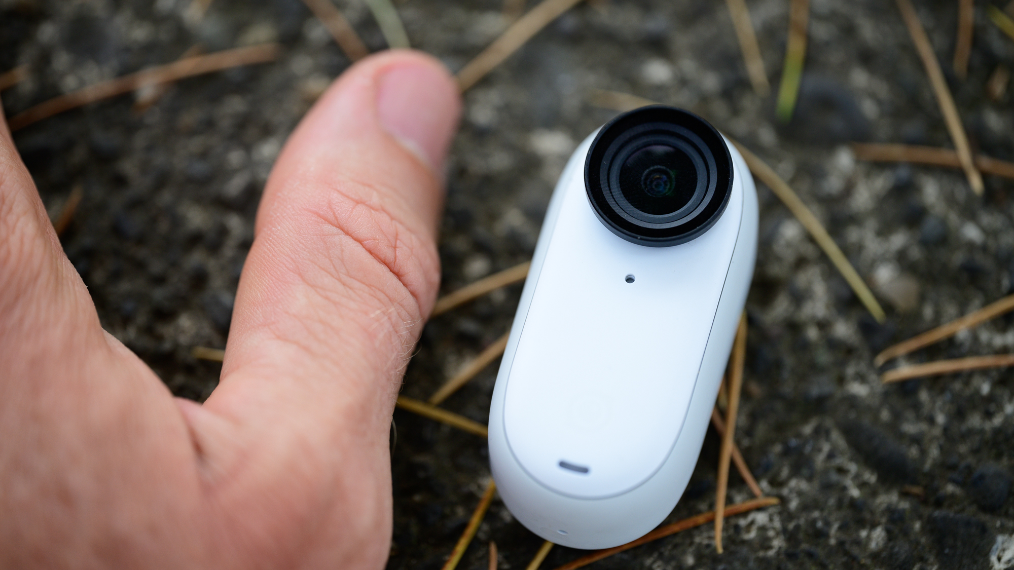 Insta360 Go 3 à côté d'un pouce