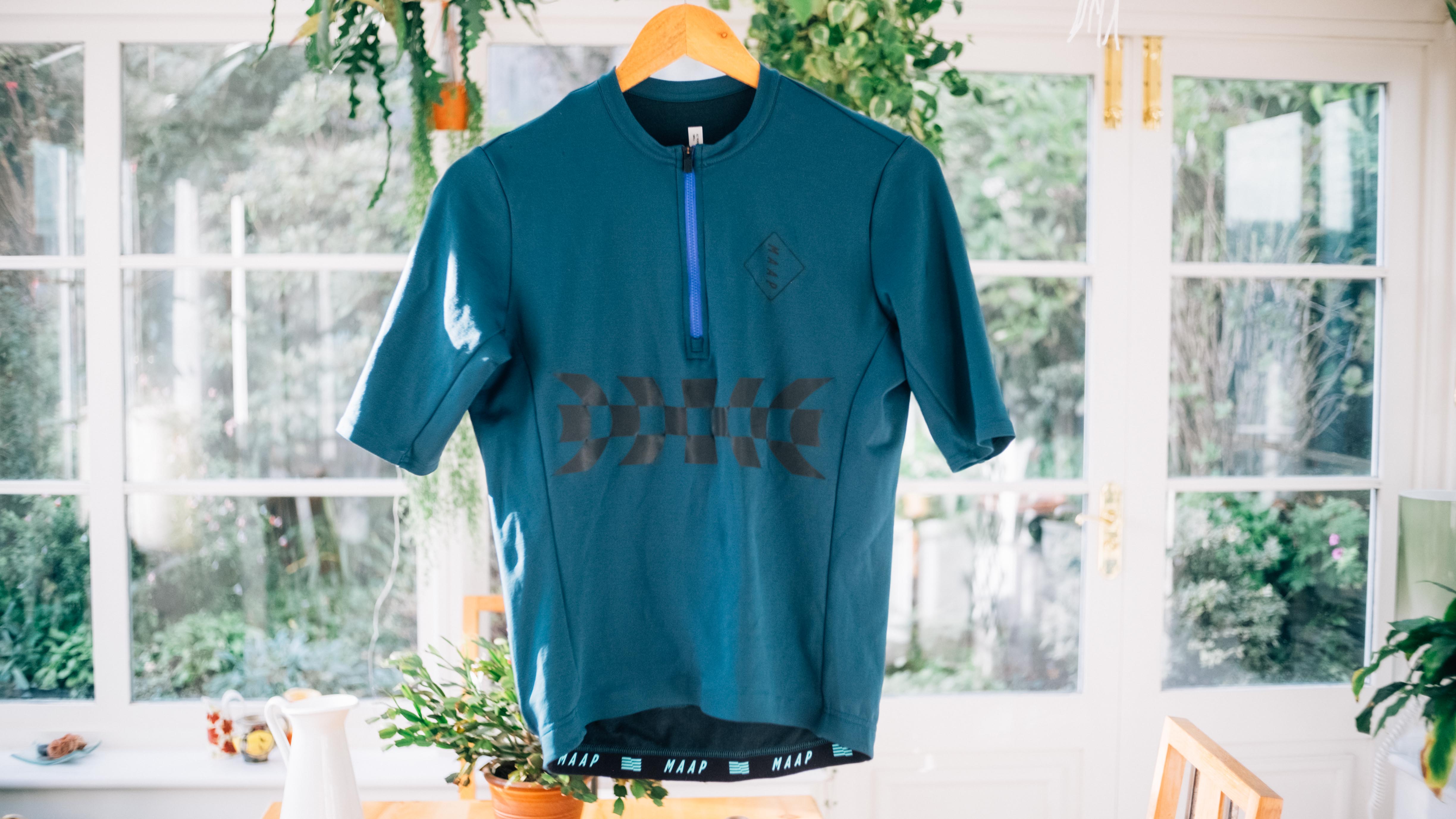 Un maillot bleu pétrole maap alt road