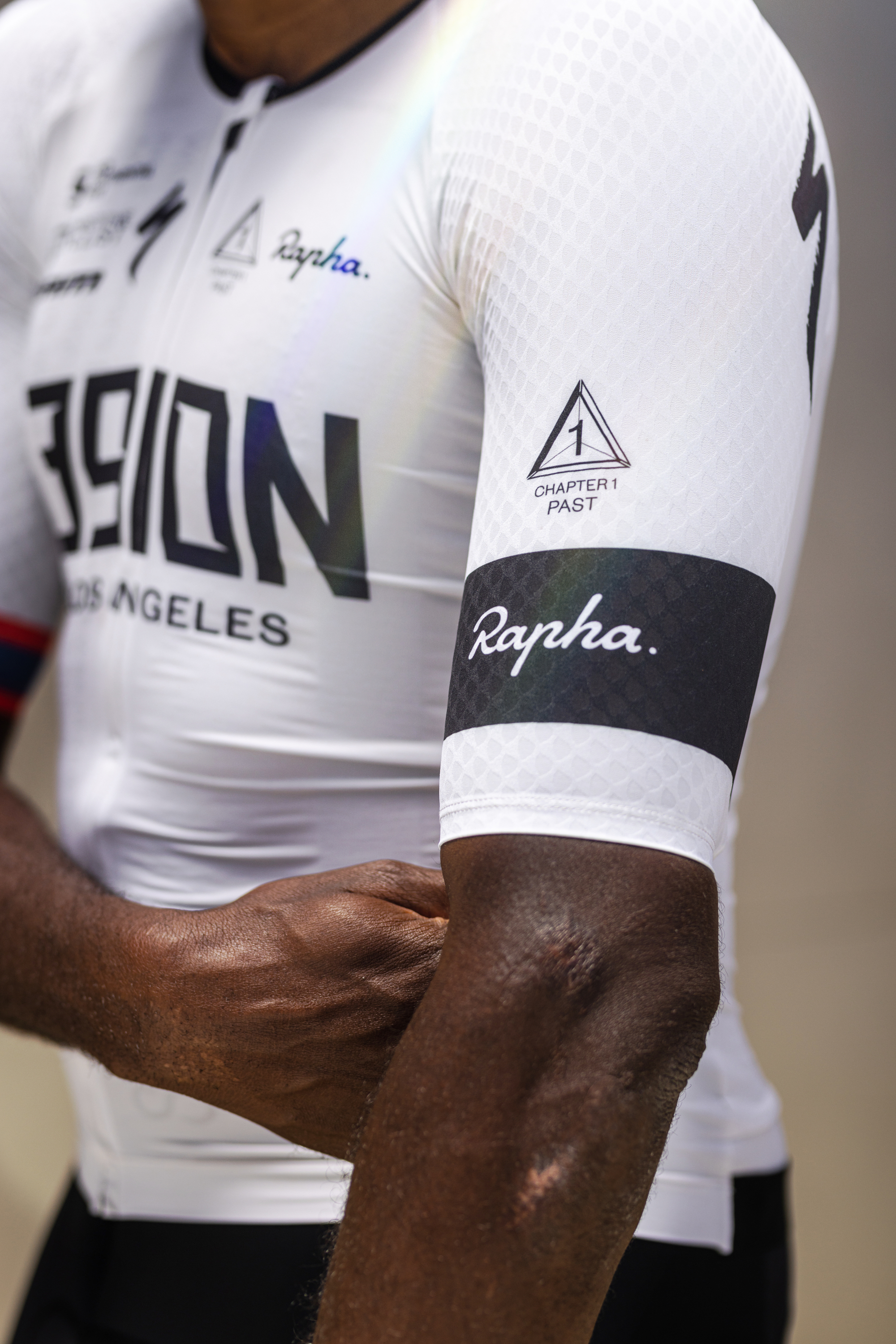 Un gros plan du bras gauche du dernier kit de Legion, montrant le logo Rapha