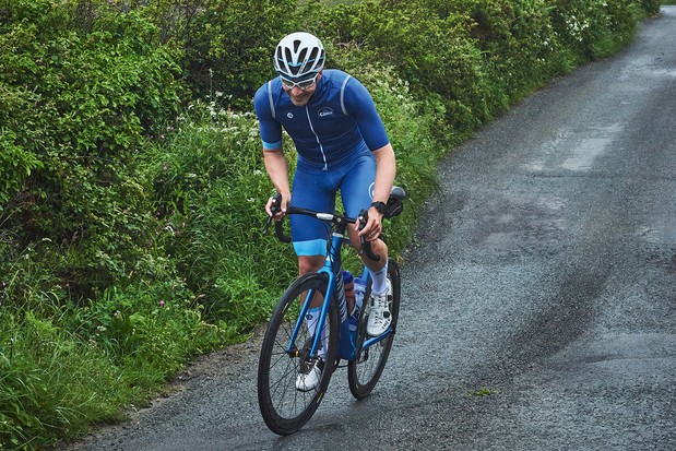 Cycliste masculin équitation à travers Cornwall