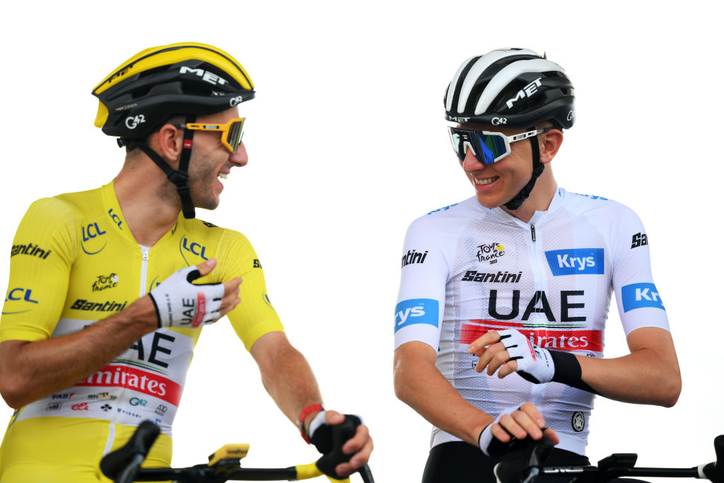 PAU FRANCE JUILLET 05 LR Adam Yates du Royaume-Uni et du maillot de leader jaune de l'équipe des Émirats arabes unis et Tadej Pogacar de Slovénie et du meilleur maillot blanc de l'équipe des Émirats arabes unis avant la cinquième étape du 110e Tour de France 2023, une étape de 1627 km de Pau à Laruns UCIWT le 05 juillet 2023 à Pau France Photo de David RamosGetty Images