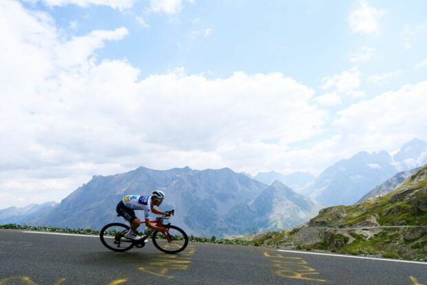 Tom Pidcock descends on stage 11 of the 2022 Tour de France