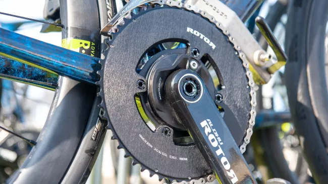 Un pédalier Rotor Aldhu et une configuration de capteur de puissance Inspider de Paris Roubaix, utilisés ici dans une configuration de plateau à 2x quatre boulons