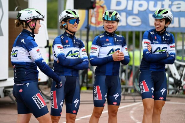 Ashleigh Moolman-Pasio with teammates at the Vuelta a Burgos