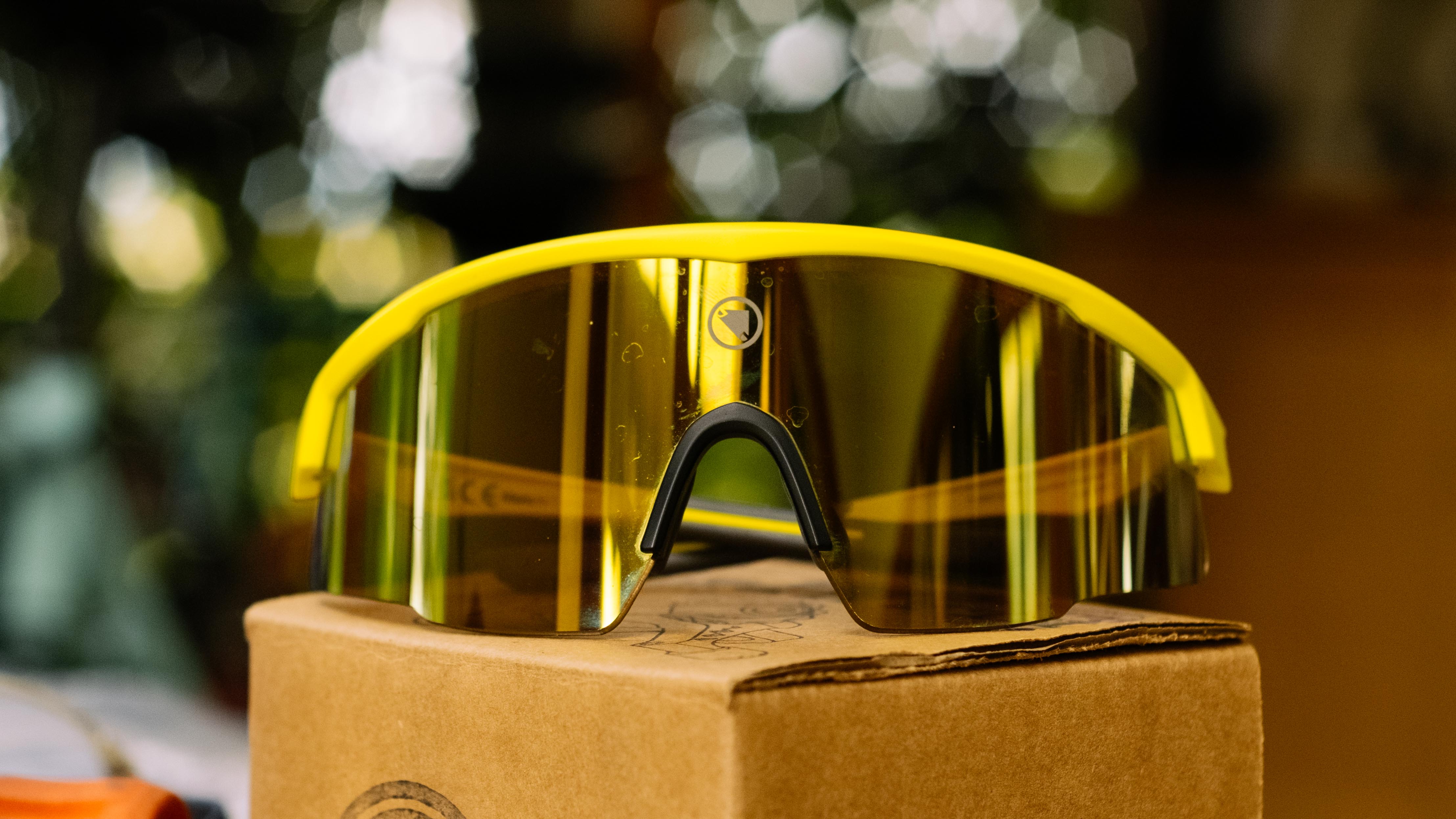 une paire de lunettes de cyclisme endura shumba II jaune