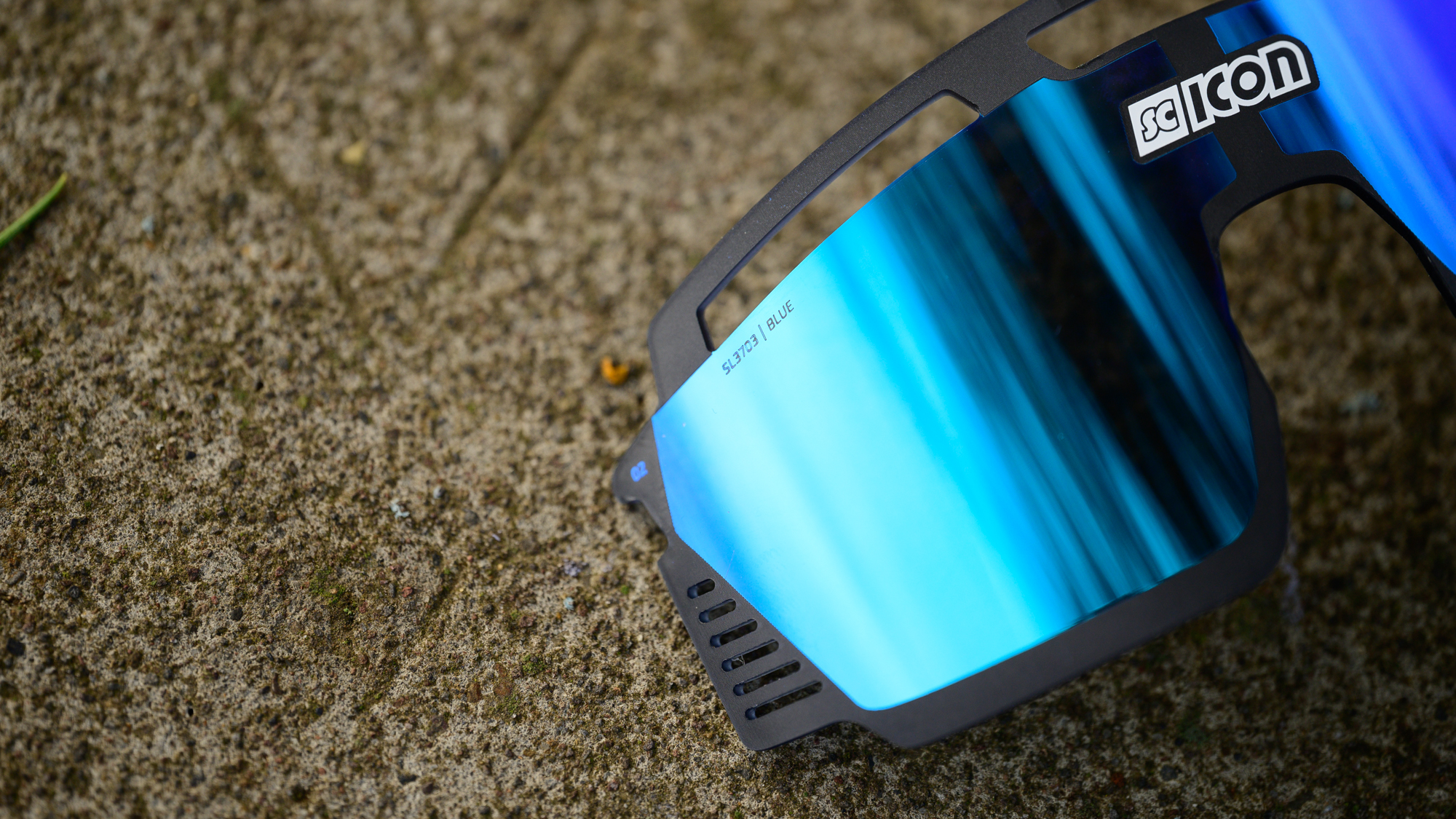 Détail des verres des lunettes de soleil Scicon Aerowatt