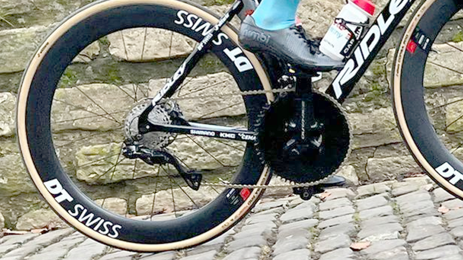 Un gros plan de Victor Campenaerts faisant du vélo avec un moyeu Classé et un plateau massif